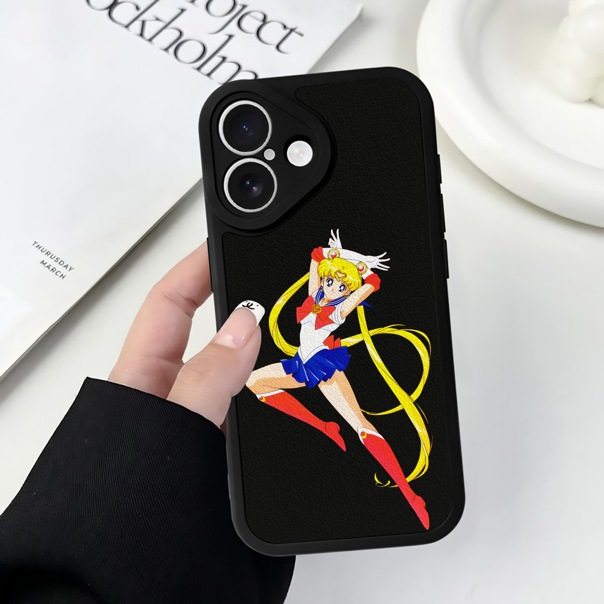 （画像用） 美少女戦士セーラームーン 月野 うさぎ つきの うさぎ Sailor Moon Tsukino Usagi 【iPhone 16シリーズ対応】シリコンスマホケース（レザー調） 材質：シリコン